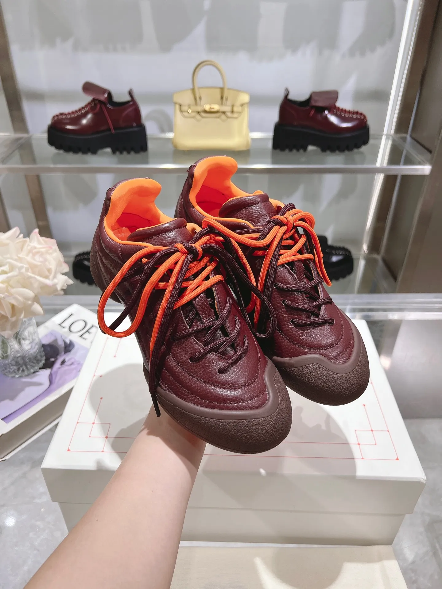 p580💰Couple model 𝐀𝐥𝐞𝐱𝐚𝐧𝐝𝐞𝐫 𝐌𝐜𝐐𝐮𝐞𝐞𝐧#/Alexander McQueen’s latest Flexion series, retro, casual, sneakers, original purchase, development, production, this Flexion Off Low-top sneakers in white grained leather with varying sized laces and an anatomically inspired lightweight segmented sole. The reverse skull pattern is embossed on the heel. Fabric: Original customized imported first-layer cowhide. Lining: Customized imported breathable mesh lining. Sole: Original open-molded non-slip TPU material. Bottom thickness: 2CM. Size: #Female size 35-40 (40 customized, non-refundable) #Men’s code 39-45 (45 customized, non-refundable)